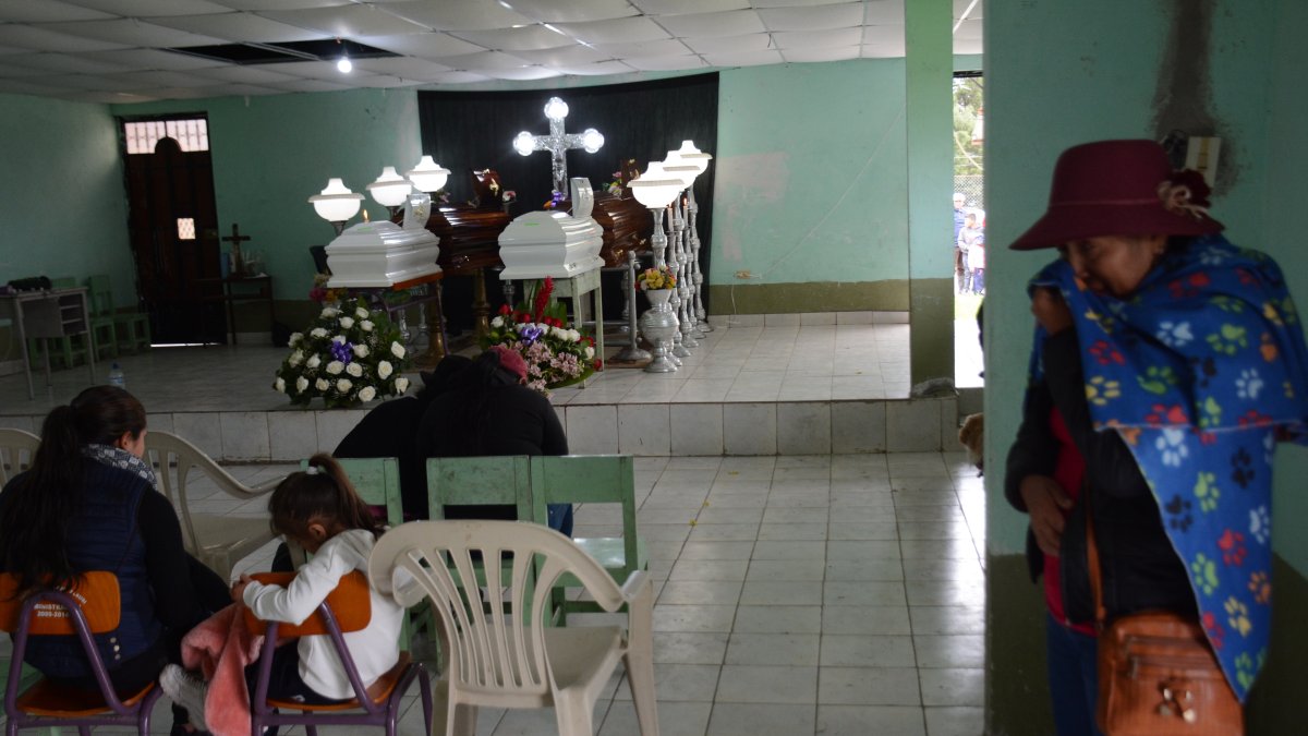 Resignación. Familiares dividen su tiempo entre el velorio y conocer si hay más allegados rescatados.
