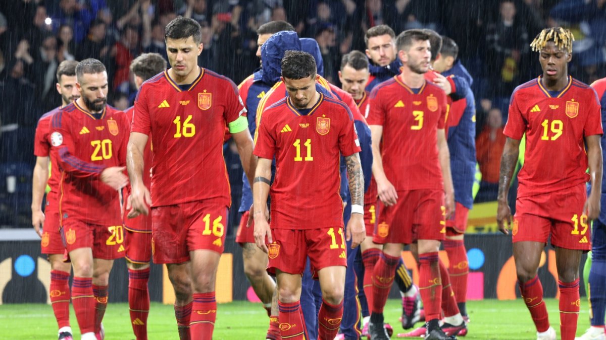 La selección española lució sin brillo en su visita en el estadio de Hampden Park.