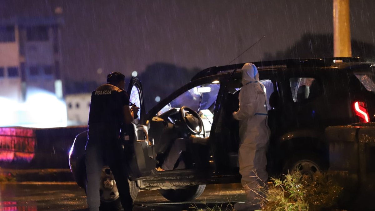 Equipo de criminalista llegó al lugar donde quedó el cuerpo de la directora del Hospital.