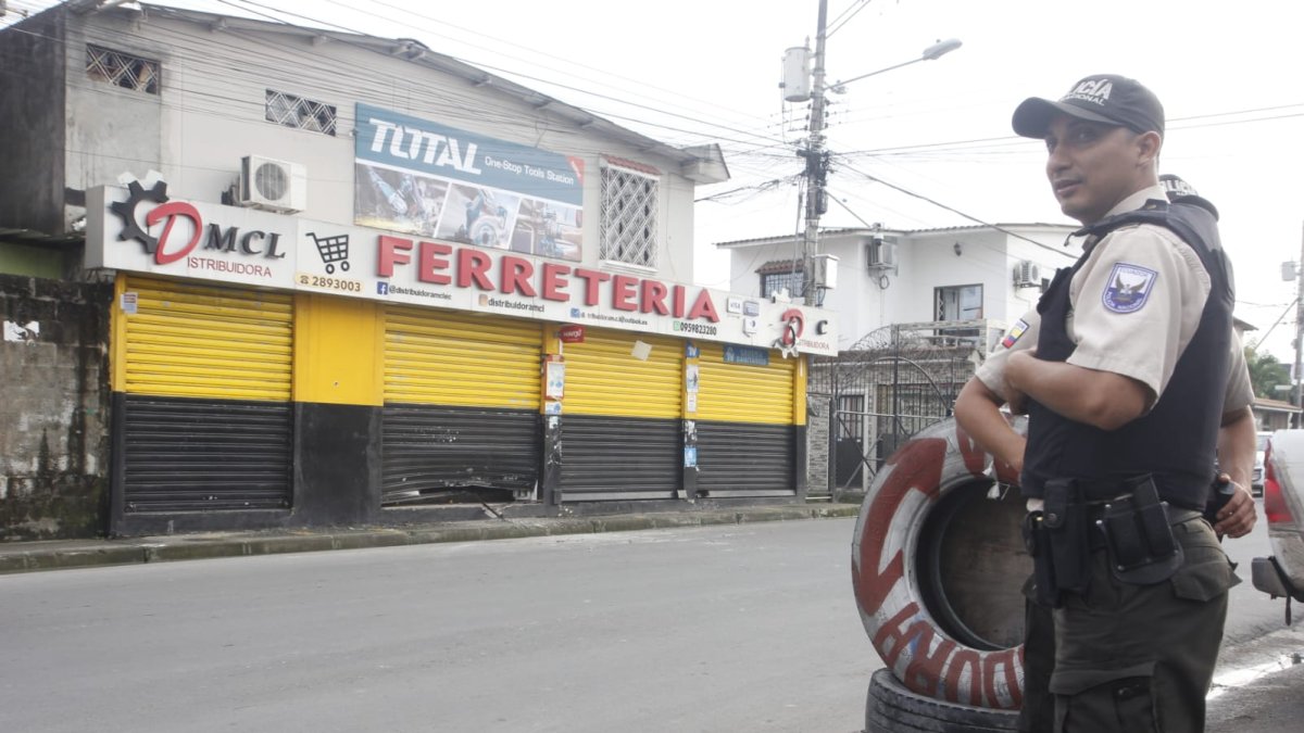Una puerta enrollable del local quedó afectada