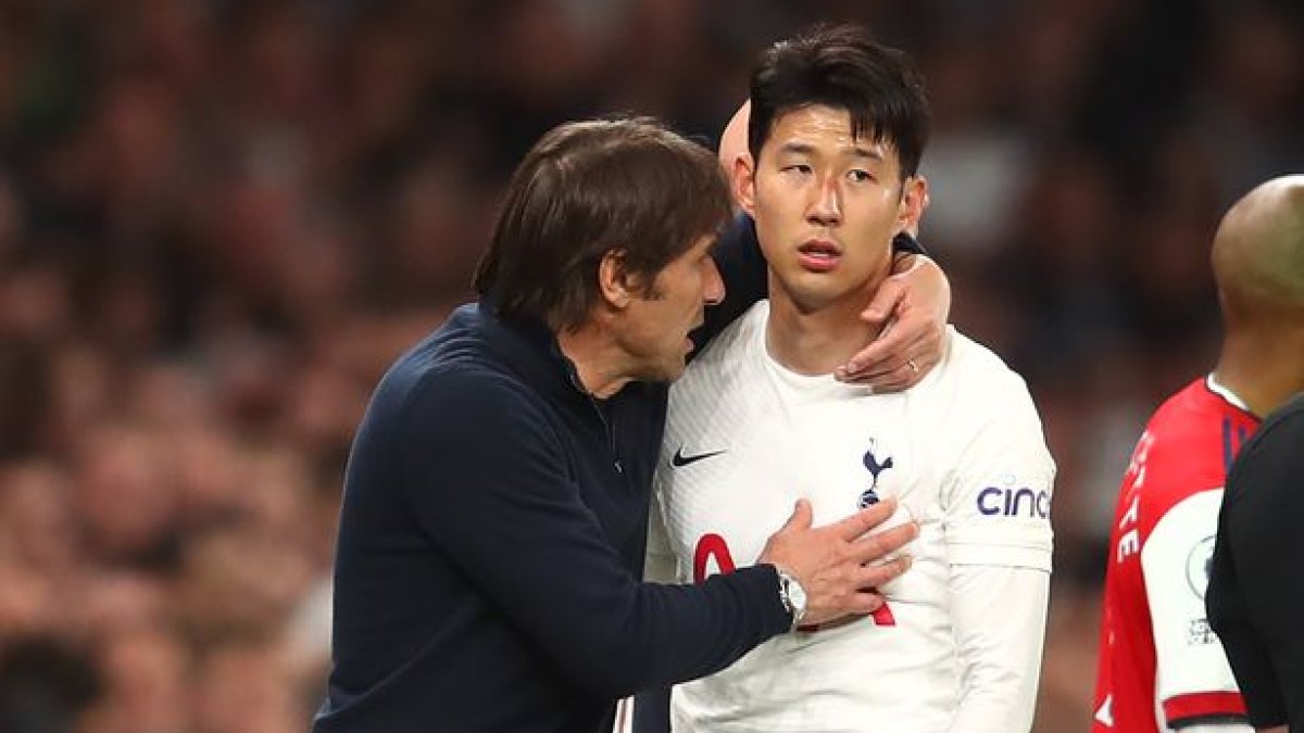 Antonio Conte (i), que llegó al Tottenham a inicios de 2021, consuela a Heung Min Son (d).