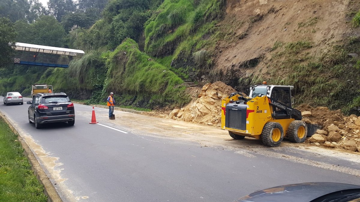 Cierre. Los trabajos de remoción de escombros se llevaron a cabo desde la mañana para evitar congestión en horas pico