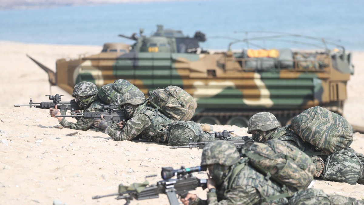 Corea del Sur y EE.UU. exhibieron hoy, por primera vez en cinco años, un gran operativo de desembarco anfibio enmarcado en Ssangyong.