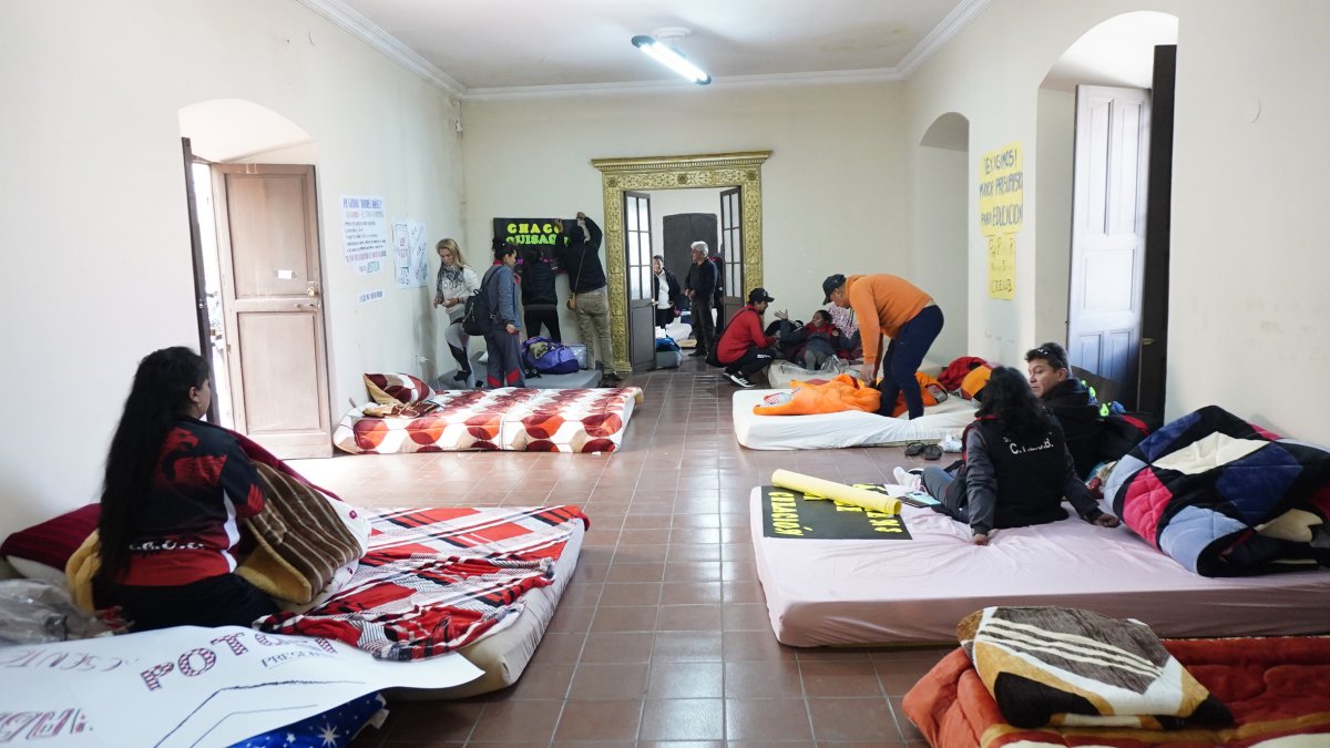 Maestros se instalan con colchones en la Confederación de Trabajadores de Educación Urbana como protesta para exigirle al Gobierno respuestas a sus demandas, en La Paz (Bolivia).