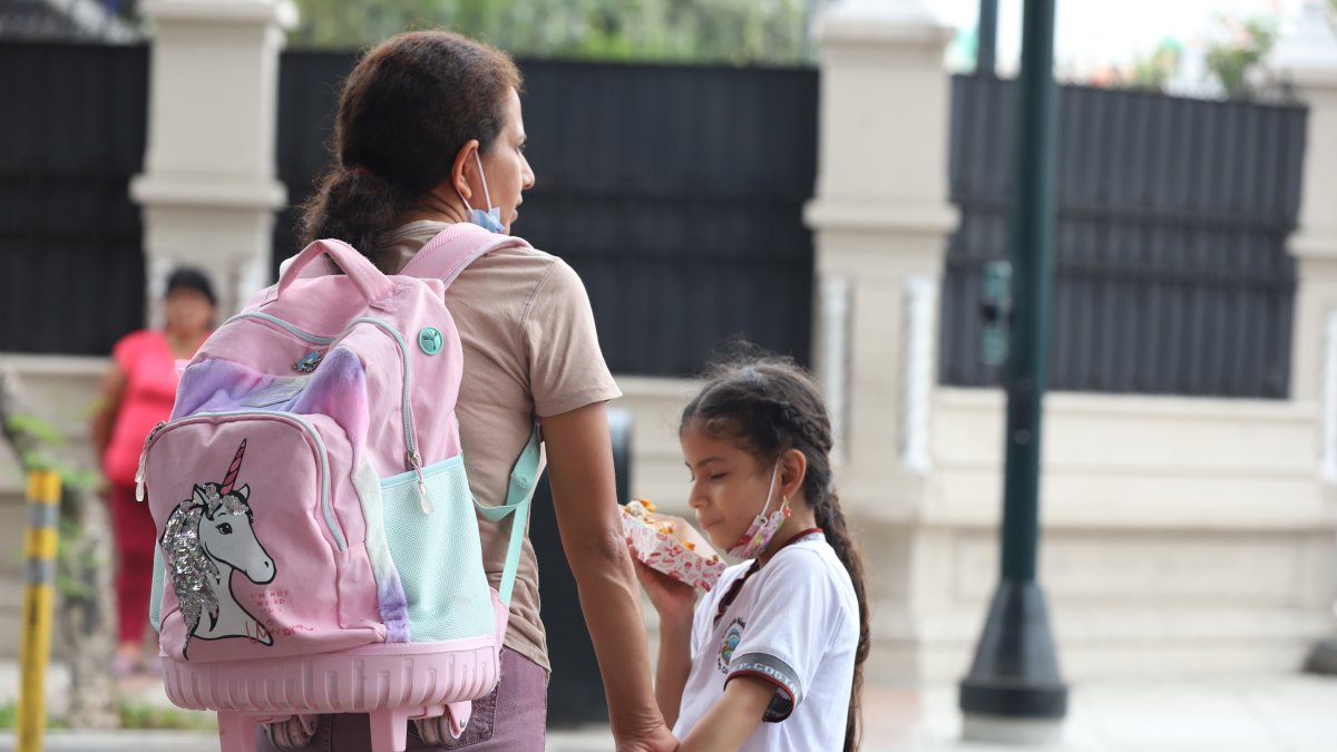 La falta de bares escolares obliga a los niños a consumir comida chatarra en la calle.
