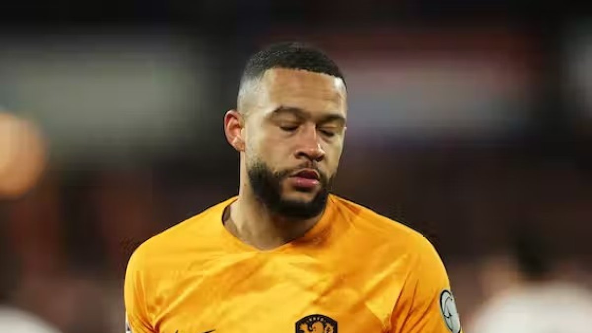 El delantero neerlandés sintió una molestia en el muslo durante el juego entre su selección contra Gibraltar.