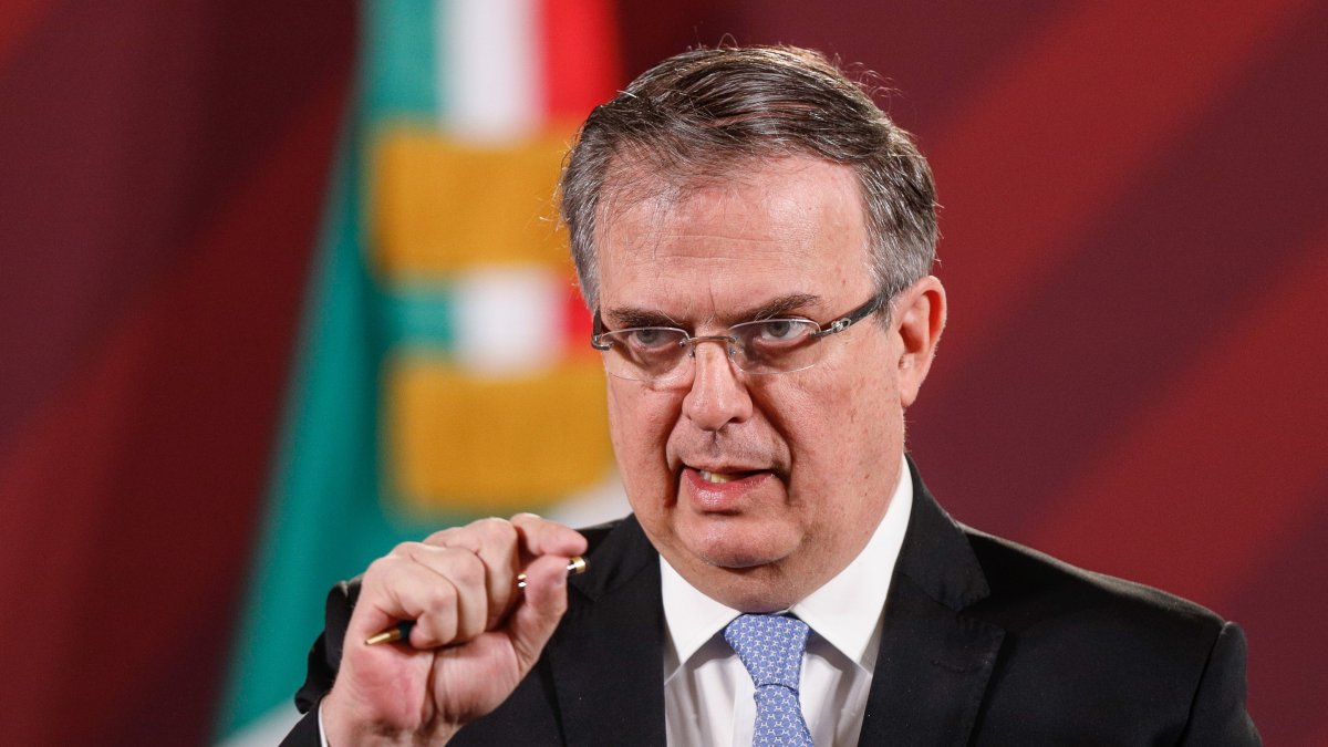 El secretario de Relaciones Exteriores, Marcelo Ebrard, habla durante una conferencia de prensa el 13 de febrero de 2023 en el Palacio Nacional, de Ciudad de México. Imagen de archivo.