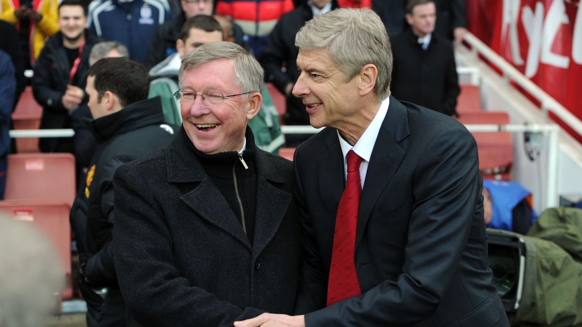 Alex Ferguson (i) y Arsene Wenger son recordados por dirigir al Manchester United y al Arsenal respectivamente.