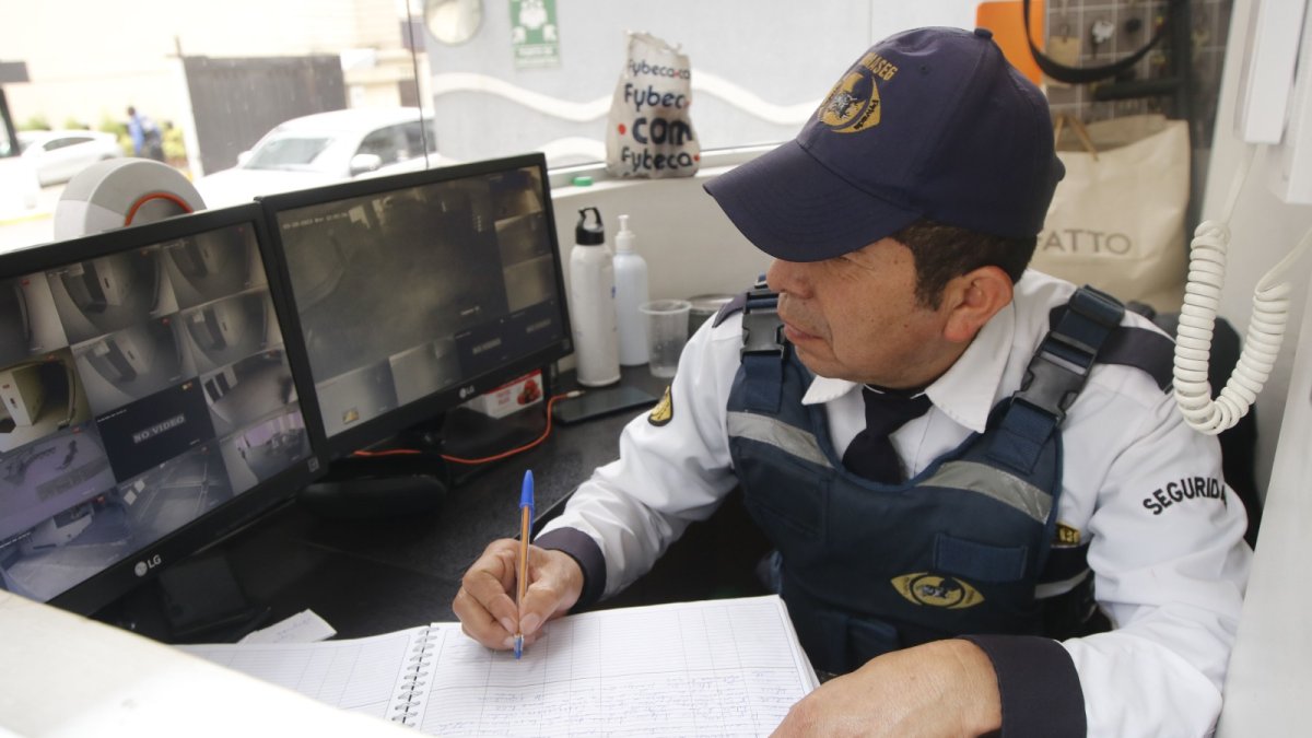 Monitoreo. Entre sus facultades está el control de la garita de cada edificio.