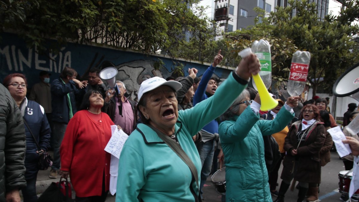 La tarde de este 29 de marzo varias personas se empezaron a congregar en los exteriores de la Corte Constitucional pidiendo se admita el juicio político.