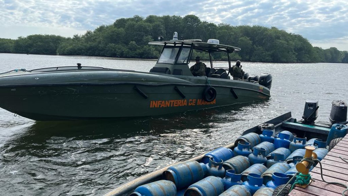Los uniformados orillaron las embarcaciones para contar los cilindros.