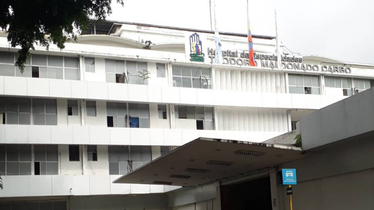 Fachada del Hospital Teodoro Maldonado Carbo que está en el sur de Guayaquil.