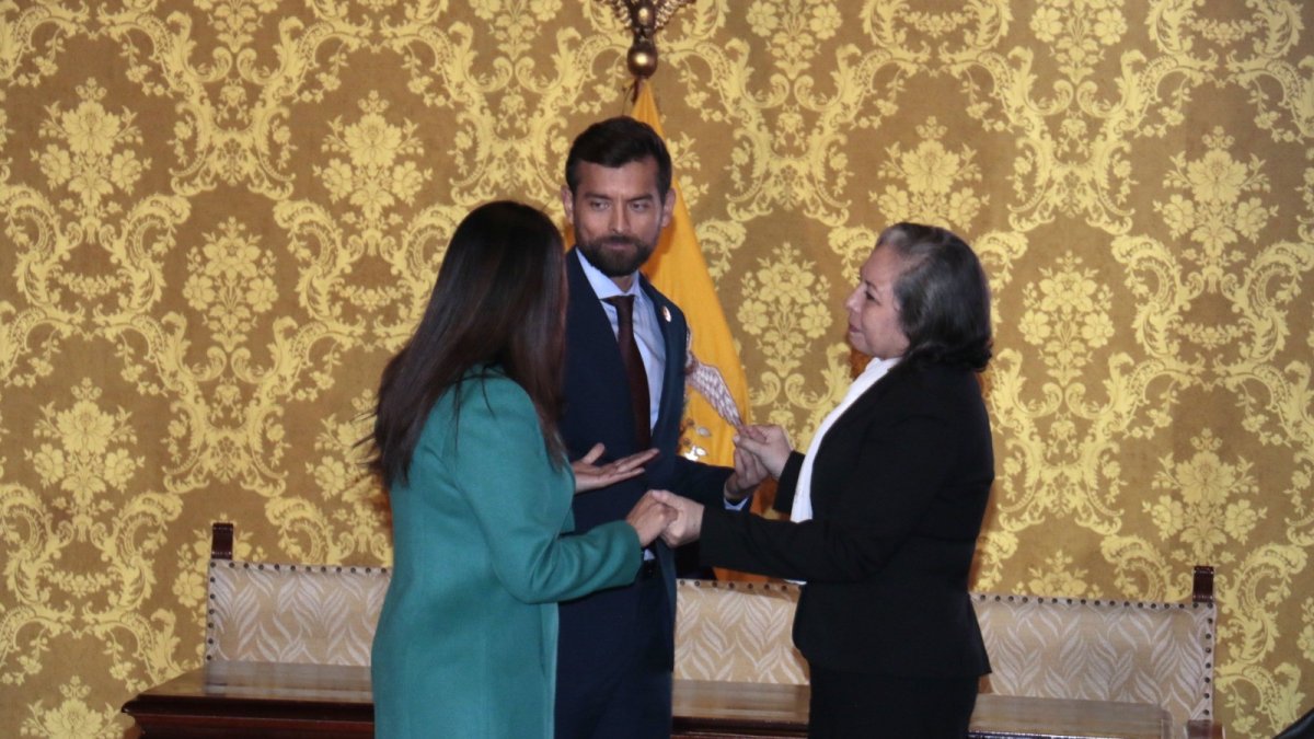 Acto. Patricia Ochoa, viuda de Gabela, durante la posesión de los miembros de la comisión de coordinación.