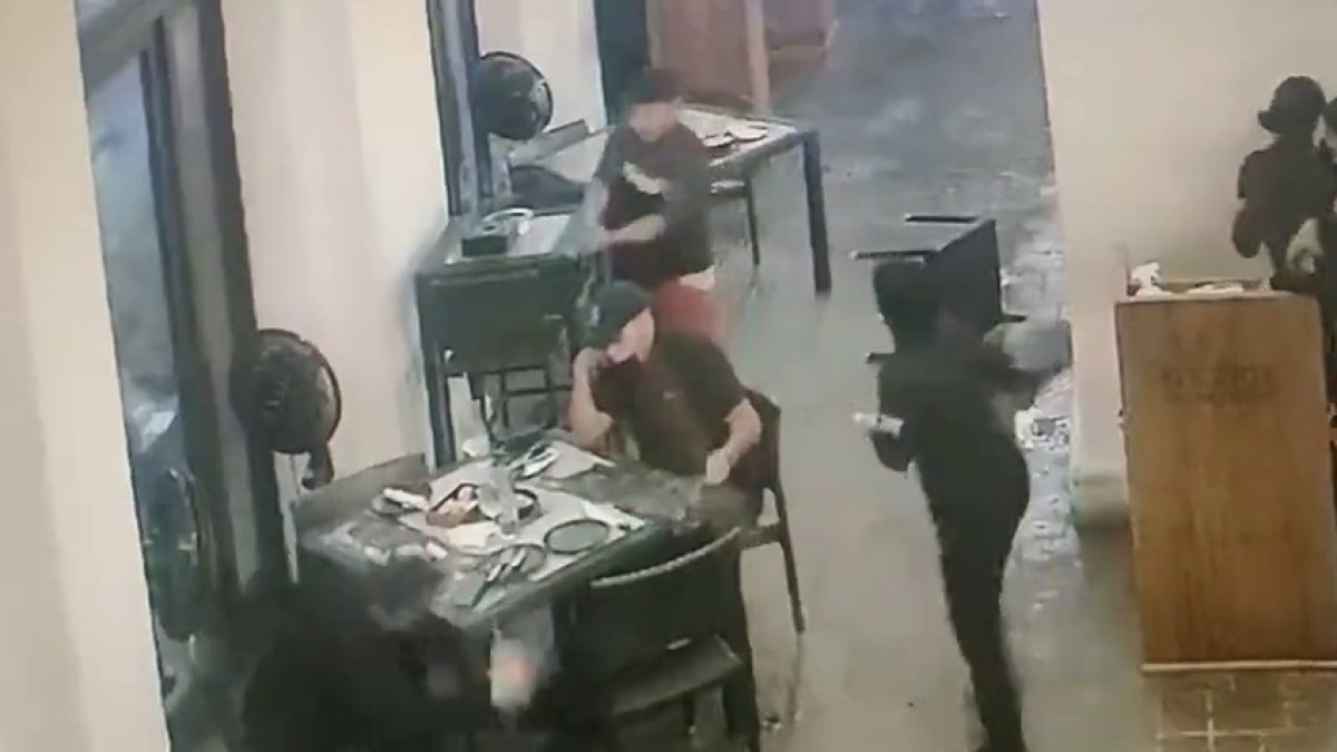 Momento en que el sujeto que estaba solo se acerca a dos ciudadanos para dispararles.