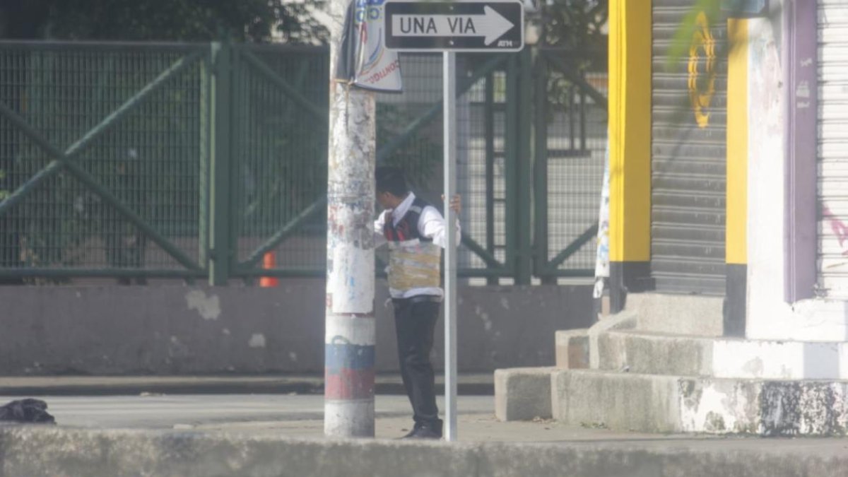 El hombre está junto a un poste, fuera del mercado de Sauces 9.