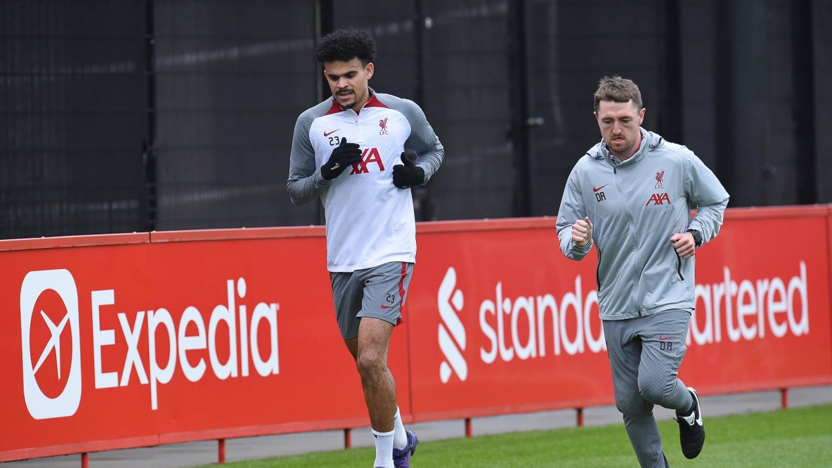 Luis Díaz (i) se lesionó a inicios de octubre de 2022. Este jueves 30 de marzo completó la práctica del Liverpool con sus compañeros.