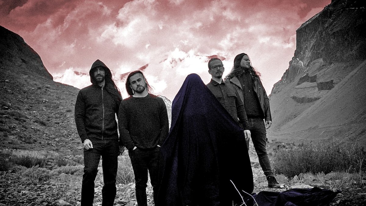 Mourning Sun son Ramón Pasternak (guitarrista),
Vincent Zbinden (batería), Ana Carolina 
Ojeda (voz),
Rodrigo Morris (guitarrista) y Hermaunt Folatre (bajo).