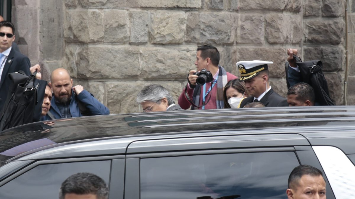 Un fuerte dispositivo de seguridad resguardó al presidente Lasso a su ingreso a la reunión de gabinete.