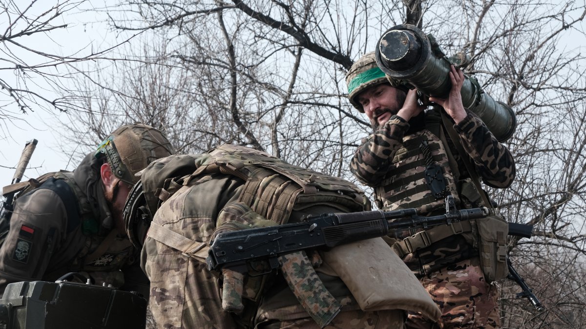 Frente de guerra en Bajmut. Soldados de Ucrania se prearan para contraofensiva.  