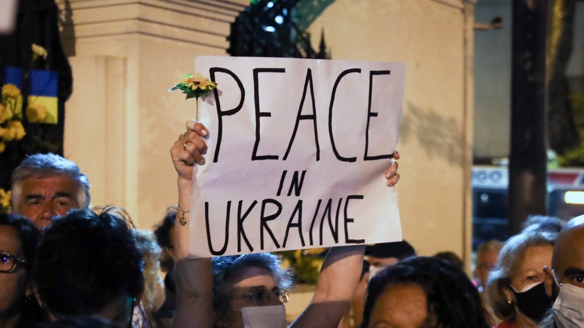 Foto de archivo de una persona que muestra un cartel en el que se lee 