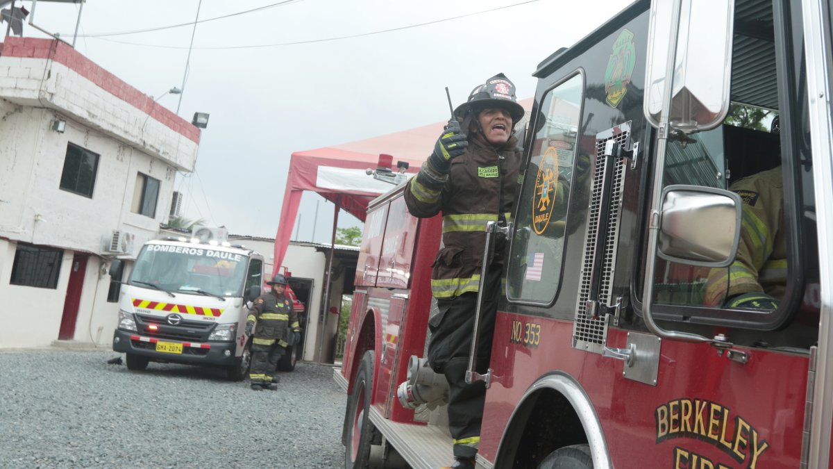 Acción.- Foto referencial de un equipo de bomberos que salen a atender una emergencia.