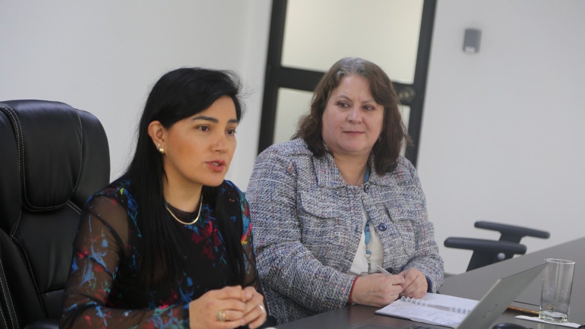 Enith Carrión (i) ingresó al Viceministerio de Electricidad en agosto de 2022.