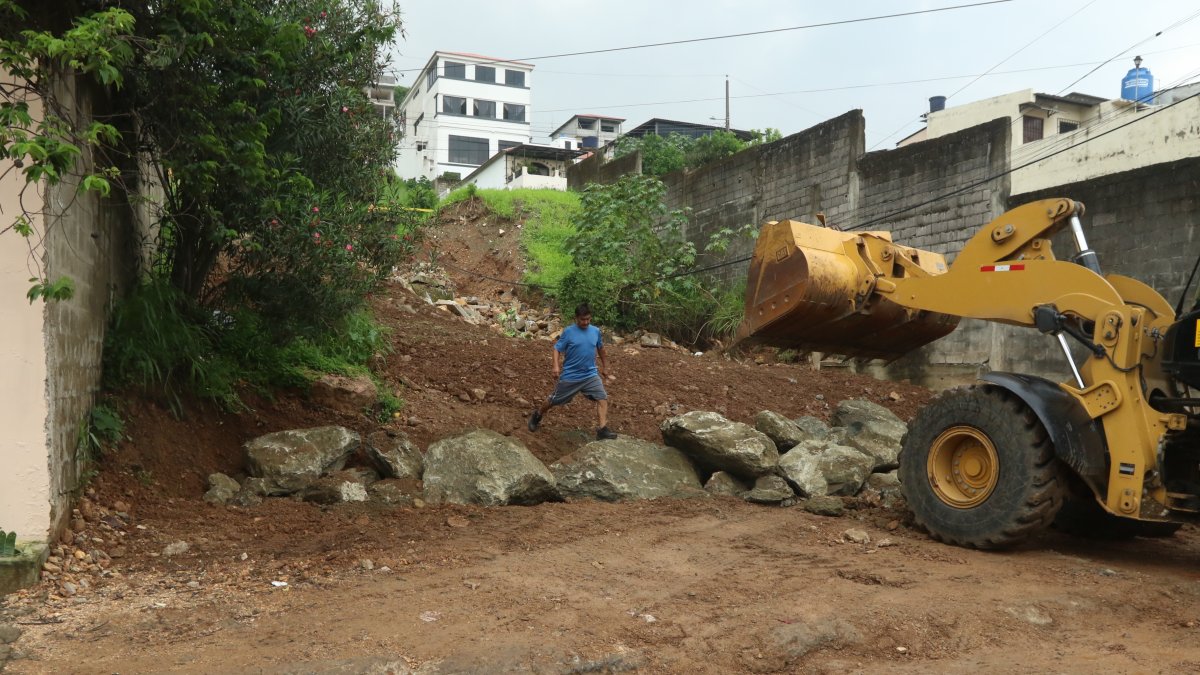 Bellavista. Con la colocación de rocas se espera detener los deslaves.