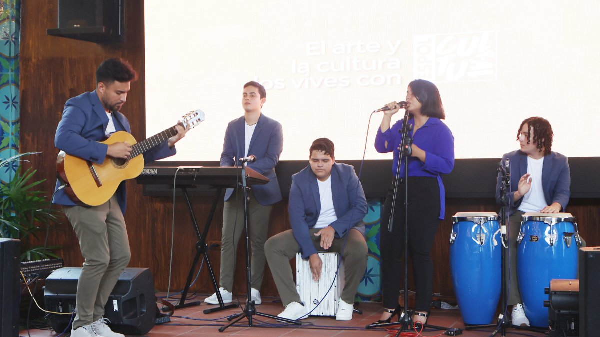 Presentación. Uno de los grupos formados por estudiantes de la Espol, participan en el evento del pasado miércoles en Las Ramblas.
