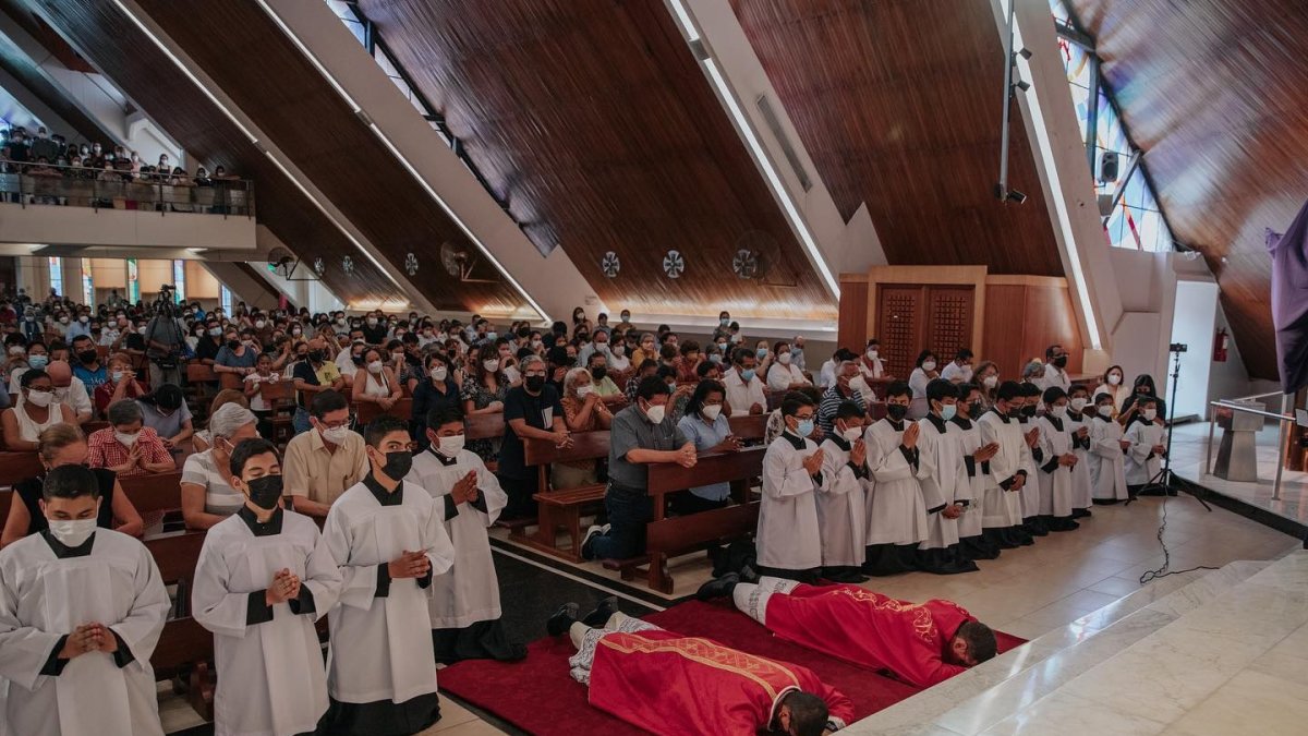 Panorama. Un día de misa en el santuario Nuestra Señora de la Alborada.