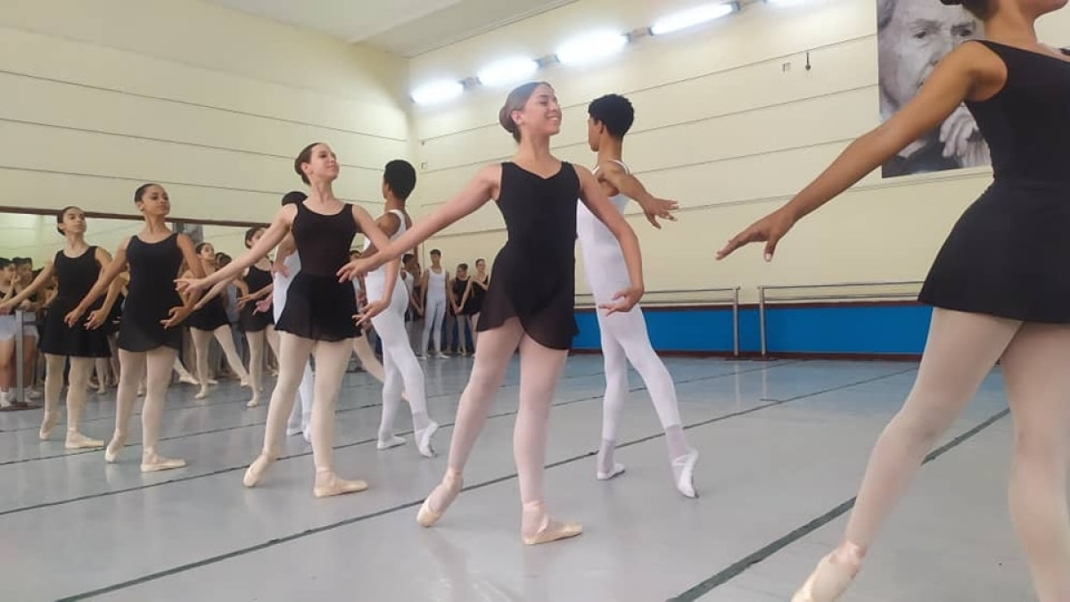 Desfile protagonizado por los estudiantes de la Escuela Nacional de Ballet Cuba y coreografiado por el reconocido Eduardo Blanco.