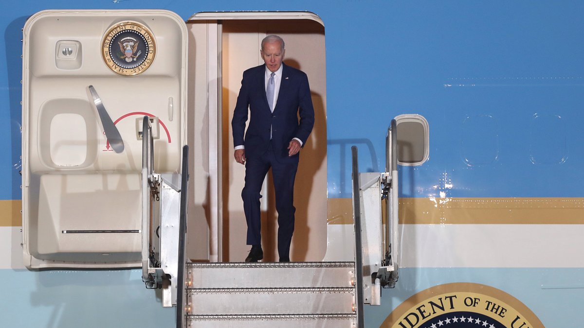 El presidente de Estados Unidos, Joe Biden desciende del avión para dar inicio a su visita oficial a México en enero de 2023.
