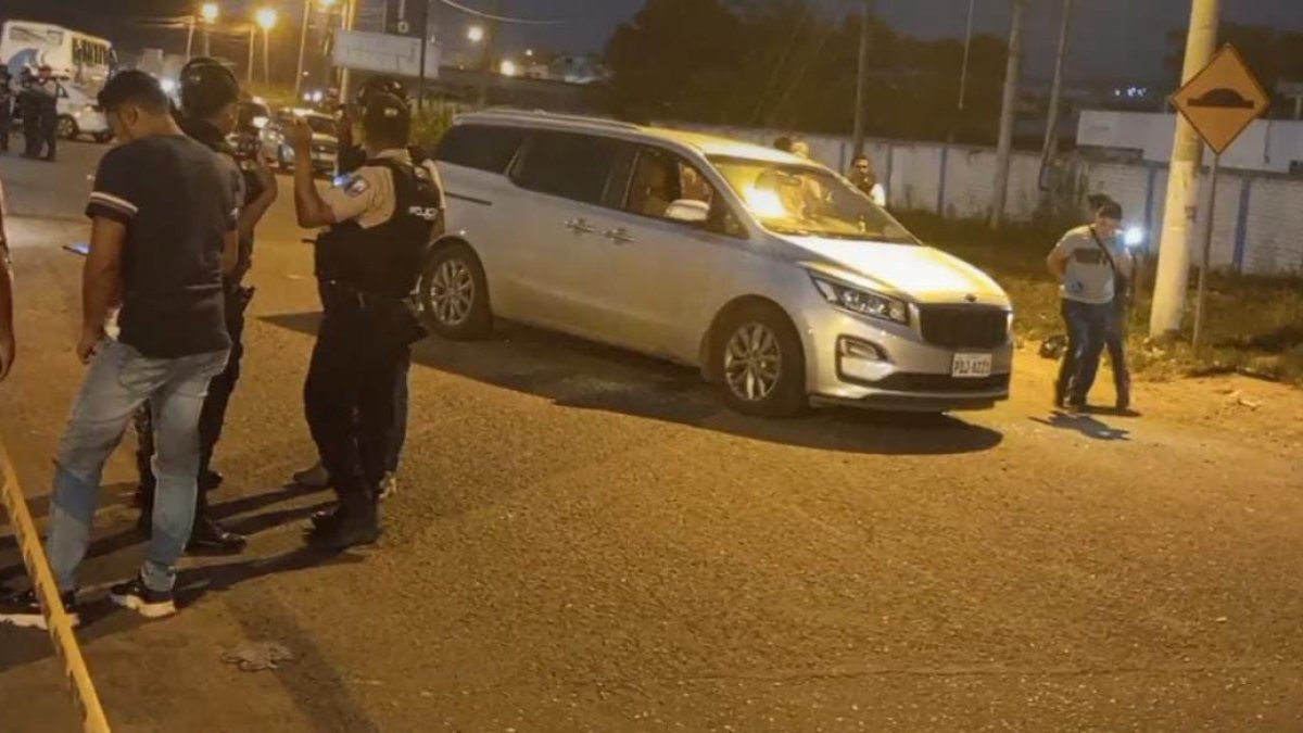 El gerente fue asesinado mientras se movilizaba en su vehículo.