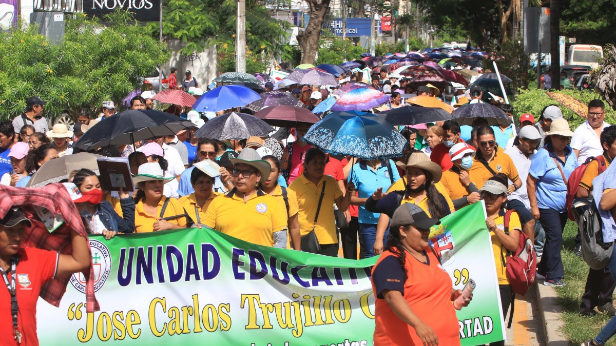Maestros de zonas urbanas cumplen, este 30 de marzo de 2023, el tercer día de una huelga de hambre en la sede del sector en Santa Cruz (Bolivia).