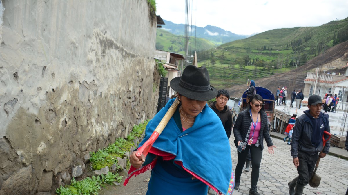 Lugar. Familiares de desaparecidos se retiraban con sus palas de la zona.