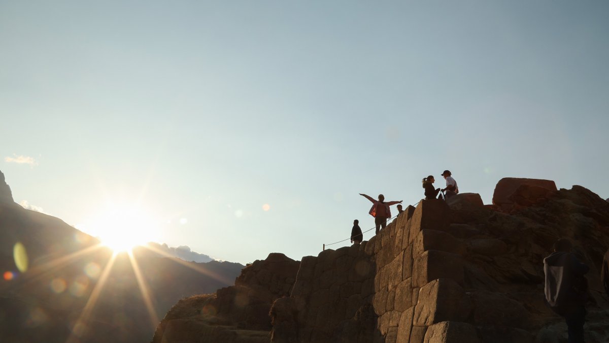 En Ollantaytambo, sus enormes montañas cautivan al visitante.