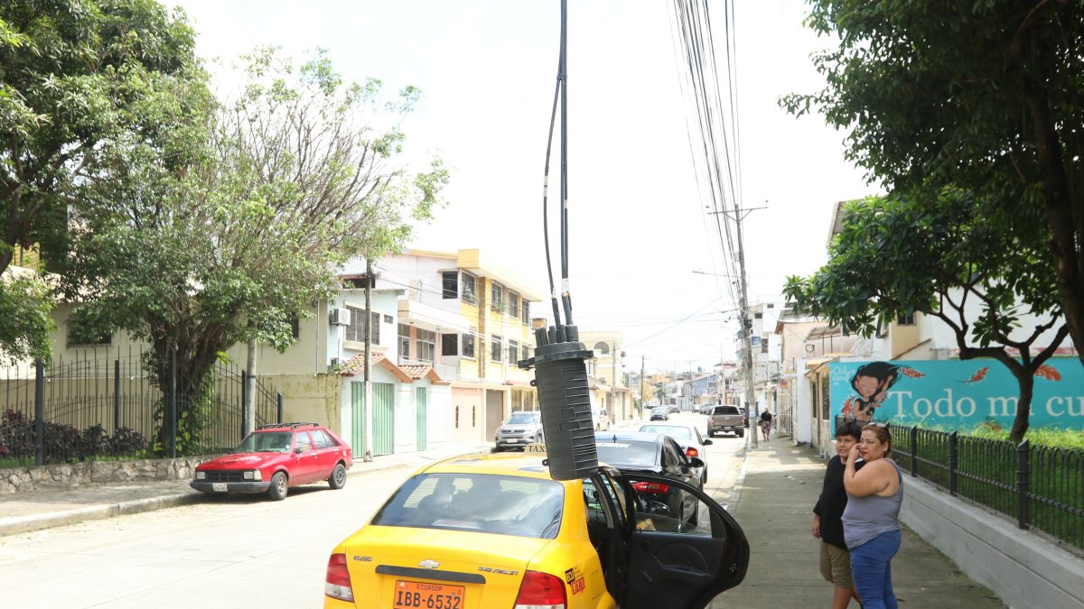 Hecho. El aparato cuelga del tendido eléctrico.
