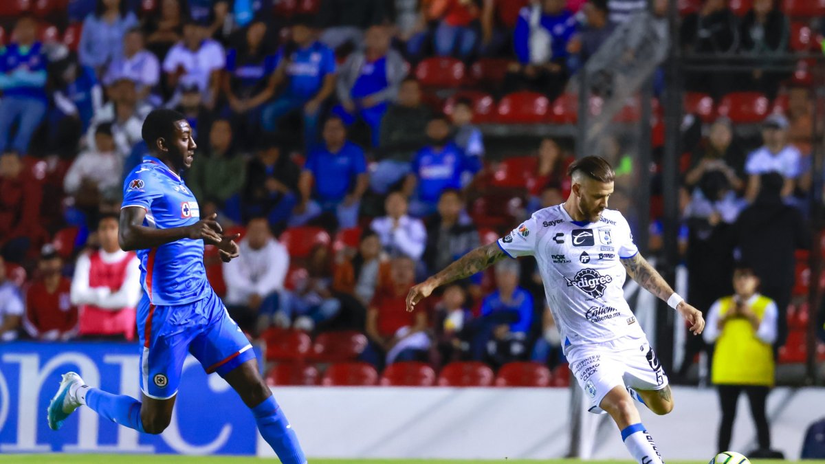Los Gallos Blancos del Querétaro (d) igualaron 2-2 ante el Cruz Azul.