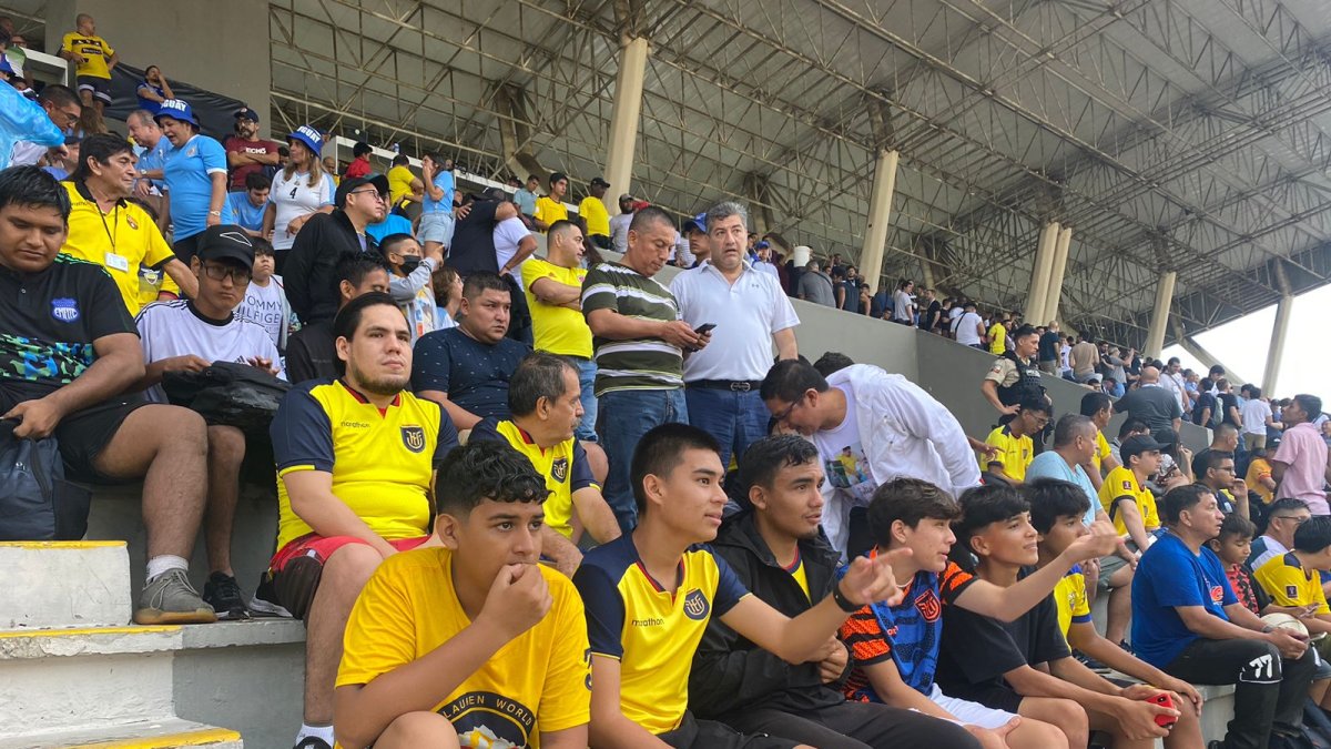 Los hinchas de la sub-17 en el Chucho Benitez.