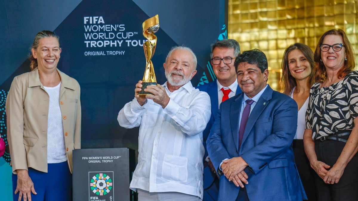 El presidente brasileño encabezó la comitiva que recibió el trofeo de este año.