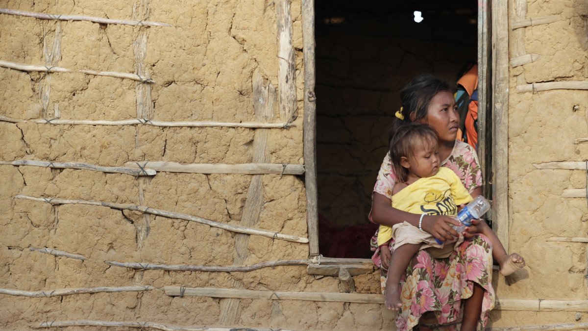 Dos niños indígenas wayúu descansan en la entrada de una vivienda en la comunidad Witka, en Manaure (Colombia).