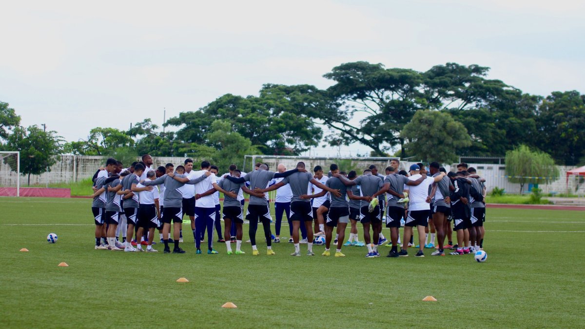 La plantilla de Emelec se concentra durante una práctica pensando el Delfín.