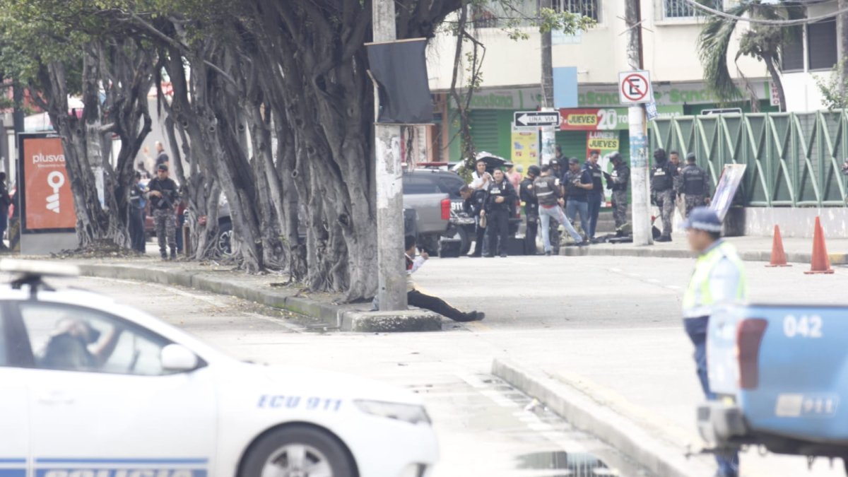 La Policía de Ecuador desactivó el artefacto explosivo adherido al cuerpo del hombre.