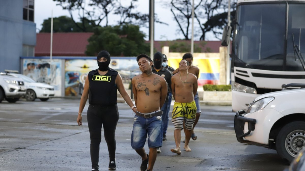 Uno de ellos es menor de edad. En el lugar encontraron un fusil, una ametralladora y una pistola.