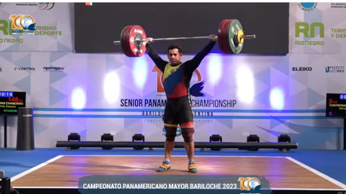 Wilmer Contreras levantando 148kg en la modalidad de arranque.