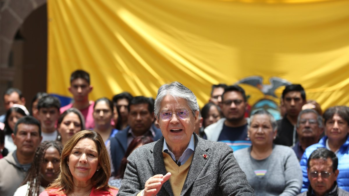 El mandatario dio un discurso, la noche del 30 de marzo, acompañado por algunos ciudadanos.