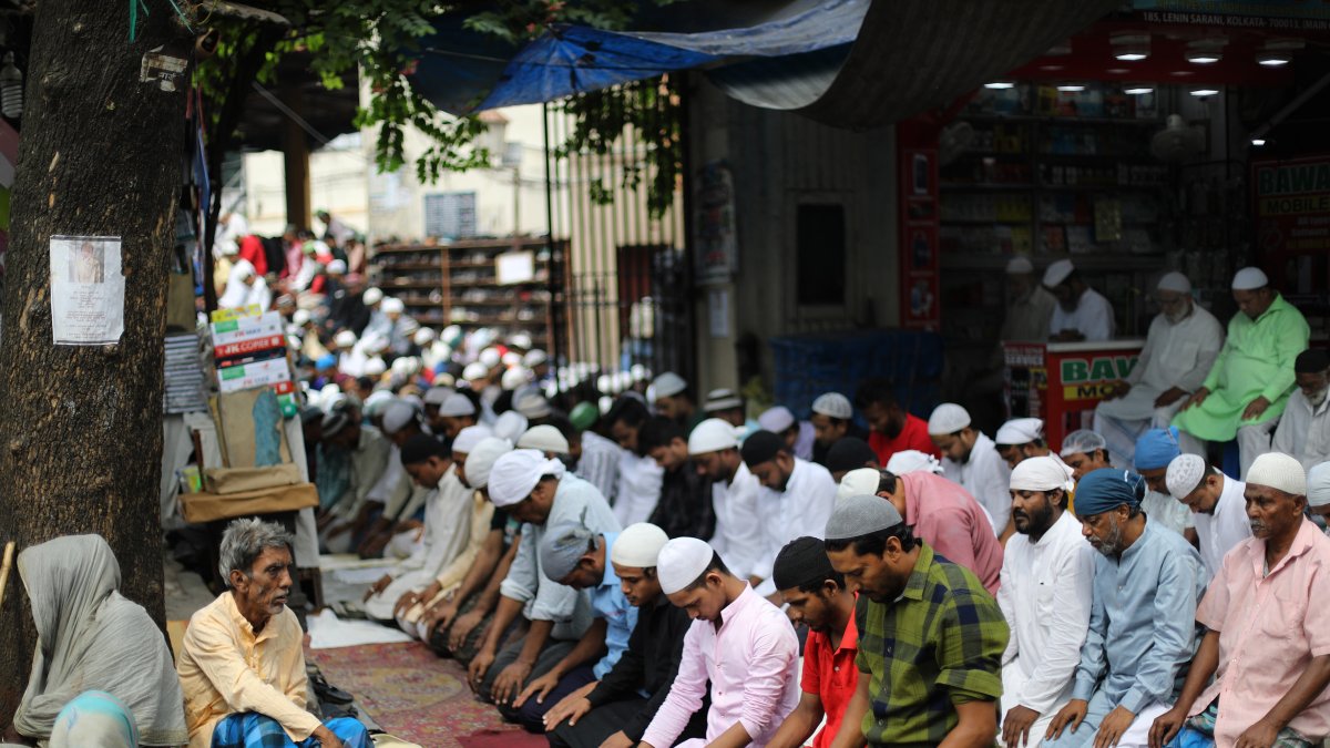Los musulmanes de todo el mundo celebran el mes sagrado del Ramadán rezando durante la noche y abstenerse de comer, beber y tener actos sexuales, entre la salida y la puesta del sol.