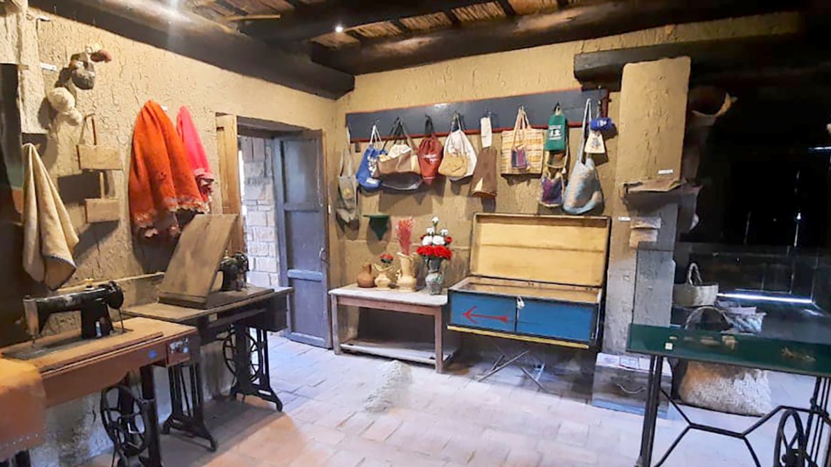 Casa adentro. Cientos de objetos aparecen distribuidos en las 12 salas que tiene el museo de Cumbe.