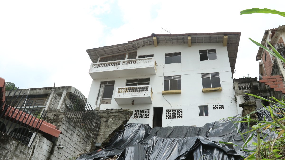 El Paraíso. Los vecinos colocaron un plástico negro para evitar deslizamientos