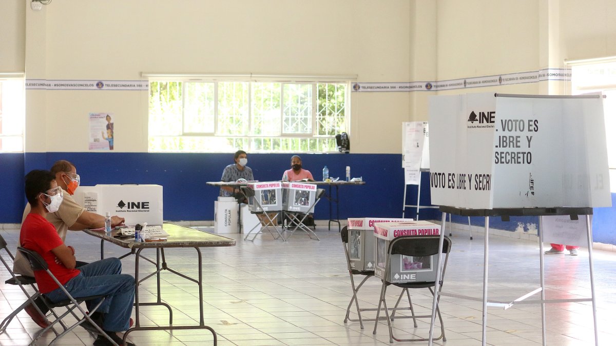 Vista general de un puesto de votación durante una jornada de la consulta popular. Imagen de archivo.