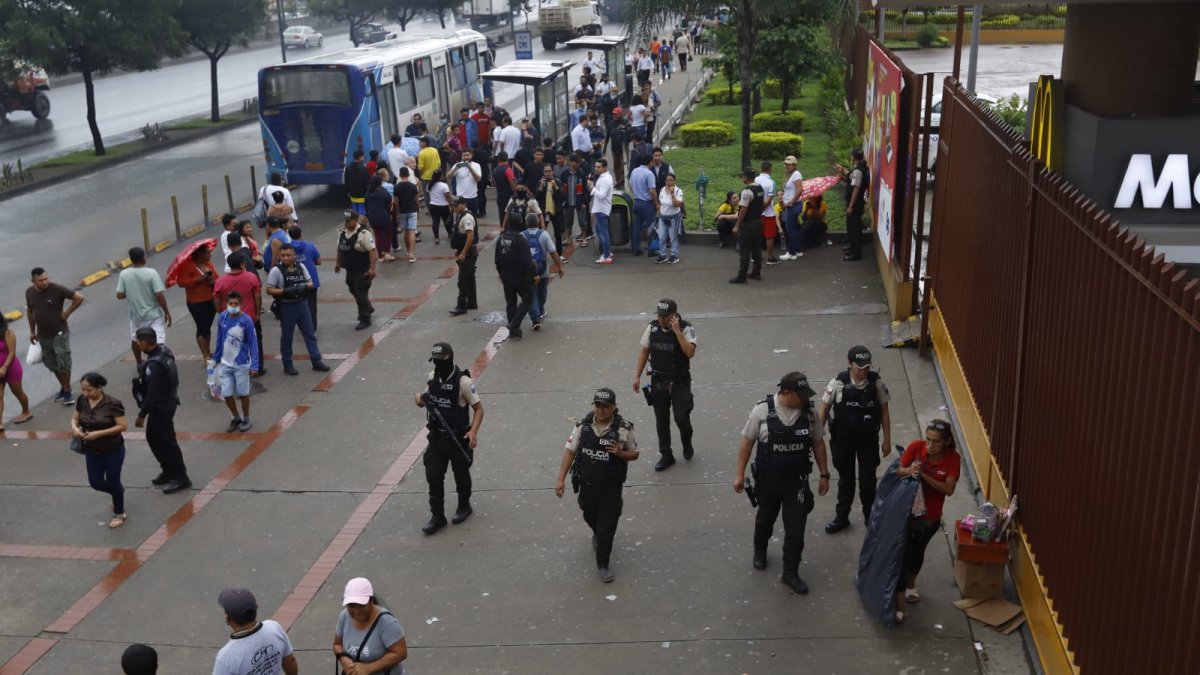 Amedrentaron a las personas y pusieron artefactos explosivos en la bóveda del banco.